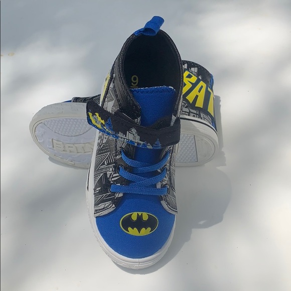 Batman Logo Casual High-Top Sneaker (Toddler Boys) - Picture 11 of 12